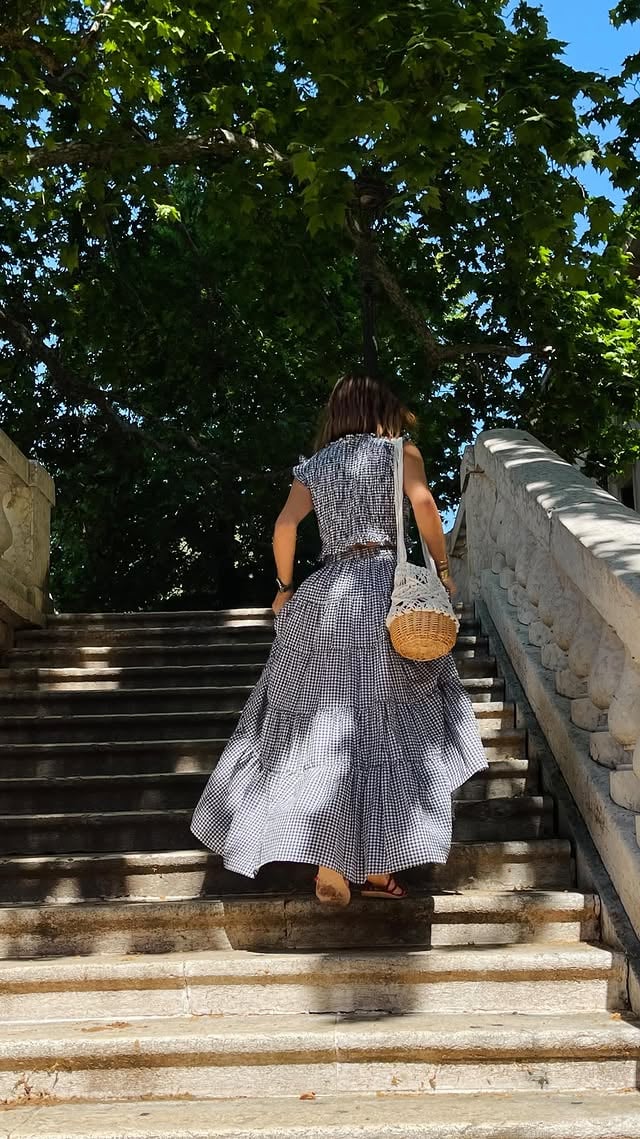 Turista nella mia città. ✨Mi perdo tra le strade che conosco da sempre, mi fermo davanti a una fontana, faccio una piroetta… e sorrido senza motivo.Solo una chitarra in sottofondo 🇮🇹 e quell’aria leggera che sa di libertà.Un abito che gira con me, che cattura il sole, gli sguardi, il momento. Bello, sì… ma soprattutto vivo.Perché la vera eleganza è questa: sentirsi spensierata, ovunque tu sia.Come se ogni giorno fosse una vacanza. ✨#MadeInItaly #ItalianVibes #DolceVitaMood #EffortlessChic #StreetStyleItalia FeelGoodFashion EverydayMagic ReelItalia FashionStory EleganzaItaliana by @silkpeppershop