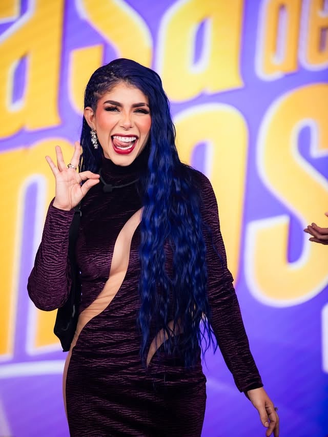 Esta fue mi última noche de gala gracias por el apoyo tan bonito los llevo en mi corazón torbellino morado 💜Vestido por @albeiroafanadormoda by @alexatorrexcontreras