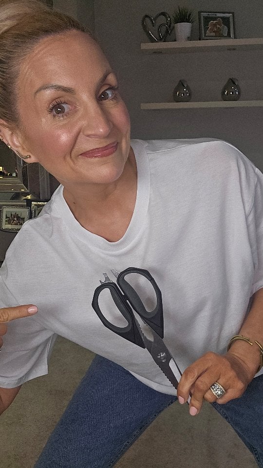 The T-shirt hack nobody tells you about for a fuller bust 😳Instantly more flattering + a softer, more feminine neckline 👕✨#stylinghack #fashiontips #tshirtstyle #styletricks #everydaystyle