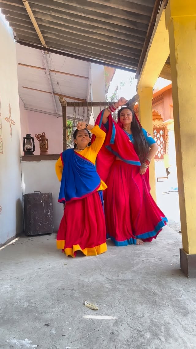 “Laal bangdi vibes only ✨”#trending #trendingreels #trendingdance #trendingvideo #explore by @urvi_gor24
