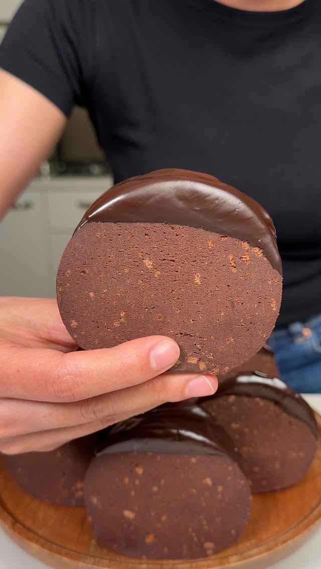 🍫🍌 Muzlu Dilim Pasta | Chocolate Banana Biscuit Roll ⬇️ English Bunu beğenmeyen var mı gerçekten? Varsa neden? 👇Is there anyone who actually doesn’t like this? If so, why? 👇Malzemeler* 3 paket petibör bisküvi* 2 adet muz* 1 çay bardağı süt* 2 yemek kaşığı kakao* 3 yemek kaşığı pudra şekeri* (İsteğe bağlı) 2-3 yemek kaşığı eritilmiş çikolata → daha yoğun tat içinKaplama için:* Eritilmiş çikolataYapılışı1. Bisküvileri rondodan geçir.2. Üzerine kakao, pudra şekeri ve sütü ekle.3. Yoğur - Çok kuruysa biraz süt ekle. Çok yumuşaksa biraz bisküvi ekle.Streç film ser, karışımı dikdörtgen şeklinde yay. Streç yardımıyla rulo şeklinde sar. Dondurucuda: 1 saat dinlendir ve hazır. 🍫 Son dokunuş* Dilimle* Üzerini eritilmiş çikolataya batır veya gezdir. Afiyet olsun 😋 ⬇️ English Ingredients* 3 packs of petit beurre biscuits* 2 bananas* 1 tea glass of milk (about 100 ml)* 2 tablespoons cocoa powder* 3 tablespoons powdered sugar* (Optional) 2–3 tablespoons melted chocolate → for a richer tasteFor coating:* Melted chocolateInstructions1. Crush the biscuits in a blender or food processor.2. Add cocoa powder, powdered sugar, and milk.3. Mix and knead until it forms a dough.👉 If it’s too dry, add a little more milk.👉 If it’s too soft, add more crushed biscuits.1. Lay out plastic wrap and spread the mixture into a rectangle.2. Place the bananas in the center.3. Roll it tightly using the plastic wrap.❄️ Chill : Freeze for 1 hour🍫 Final Touch* Slice it* Dip or drizzle with melted chocolate. Enjoy! 🍫🍌#busezeynep #cake #banana