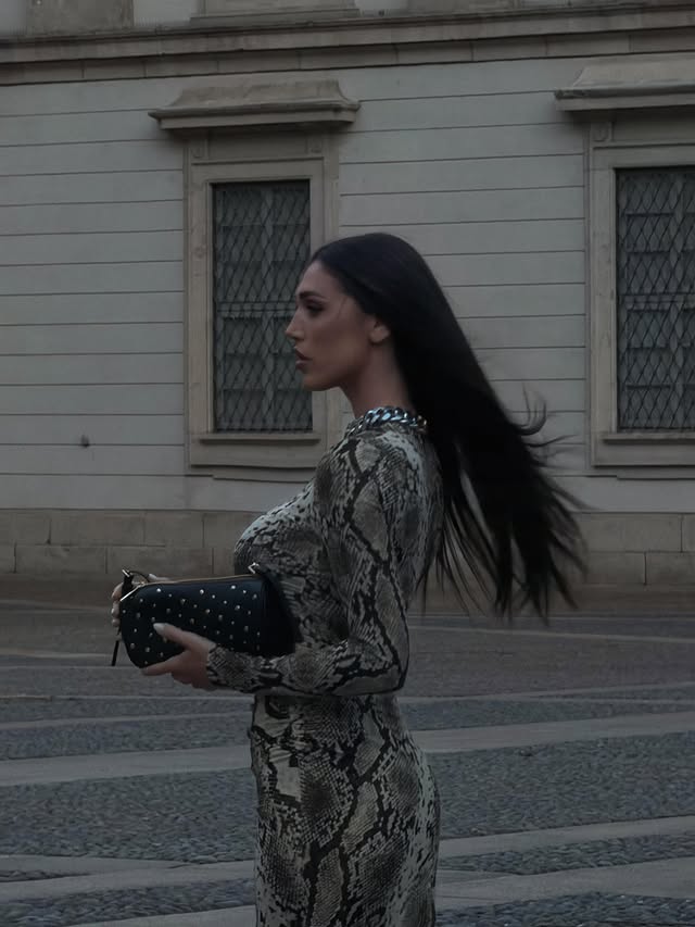 @stellamccartney è tornata a collaborare con @hm nel 2026, a oltre 20 anni dalla loro prima capsule collection del 2005. La collezione è uscita oggi, 7 maggio, la trovate online e in negozi selezionati | invitedby
