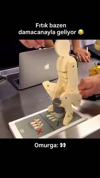 Bel fıtığı bazen spor salonunda değil…damacana kaldırırken geliyor 😂Çünkü mesele ağırlık değil,yükü omurgaya nasıl bindirdiğiniz.Belinizi değil, bacaklarınızı kullanın 🙂#BelAğrısı #BelFıtığı #OmurgaSağlığı #AğrıTedavisi #DoğruHareket