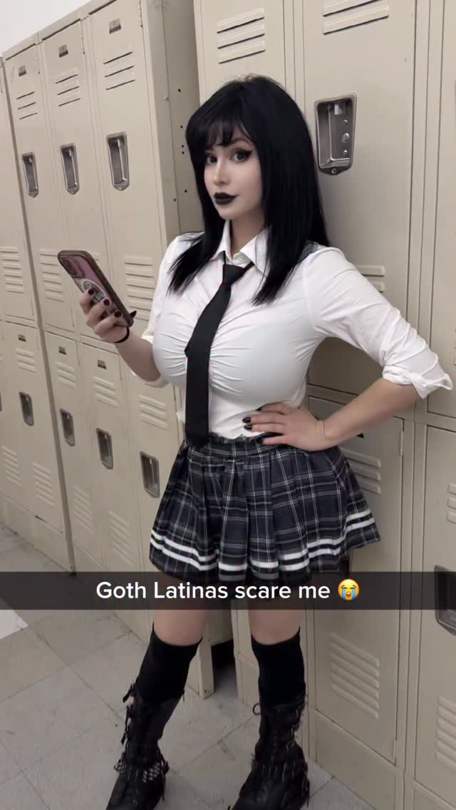 Hola 👋 #goth #gothgirl #latina #alt #lol by @pinkchyuwu