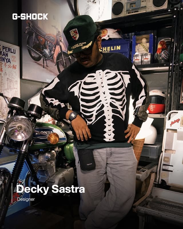 Decky (@deckysastra) menggunakan G-SHOCK DW-5600MNC-8A2 di pergelangan tangannya.⁣⁣Hadir dalam tampilan yang khas dan modern, jam tangan satu ini selalu siap untuk upgrade gaya ke level selanjutnya, strapnya yang unik memberi kenyamanan lebih saat memakainya.⁣⁣#CASIO #GSHOCKINDONESIA #DW5600MNC #DW5600MNC8A2 by @casiostore_id