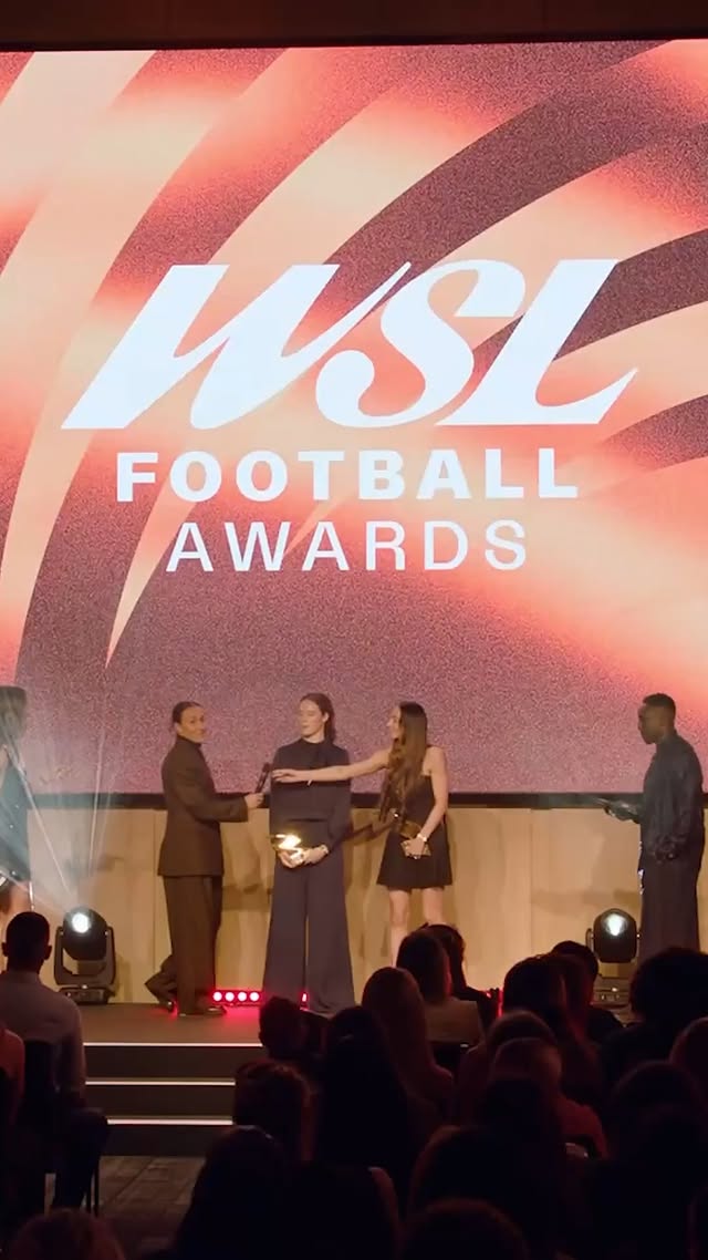 "One of our BEST defenders" 💪Lucy Bronze on her teammate and the recipient of the 2025-26 @nike Rising Star of the #BarclaysWSL, Veerle Buurman 💙 by @lucybronze
