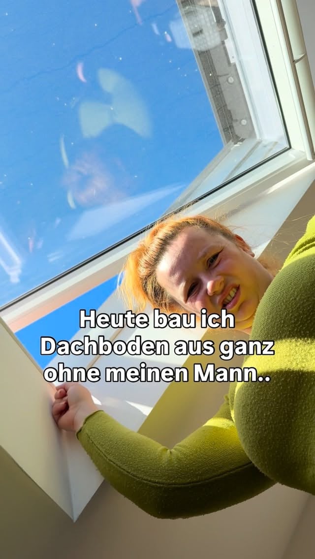 Anzeige | Mensch Axel, so einfach war Bauen noch nie!! 🫶🏻🔨Die Bauleitung zeigt’s dir - mit @veluxdach Die neue Generation der solarbetriebenen Rollläden ist der Hit! Die sorgen nicht nur für angenehme Temperaturen im Oberstübchen, für die brauchste nicht mal Stromanschluss. Dafür muss mir heute keiner aufs Dach steigen. 👷🏻‍♀️😉 by @haus_plan_b