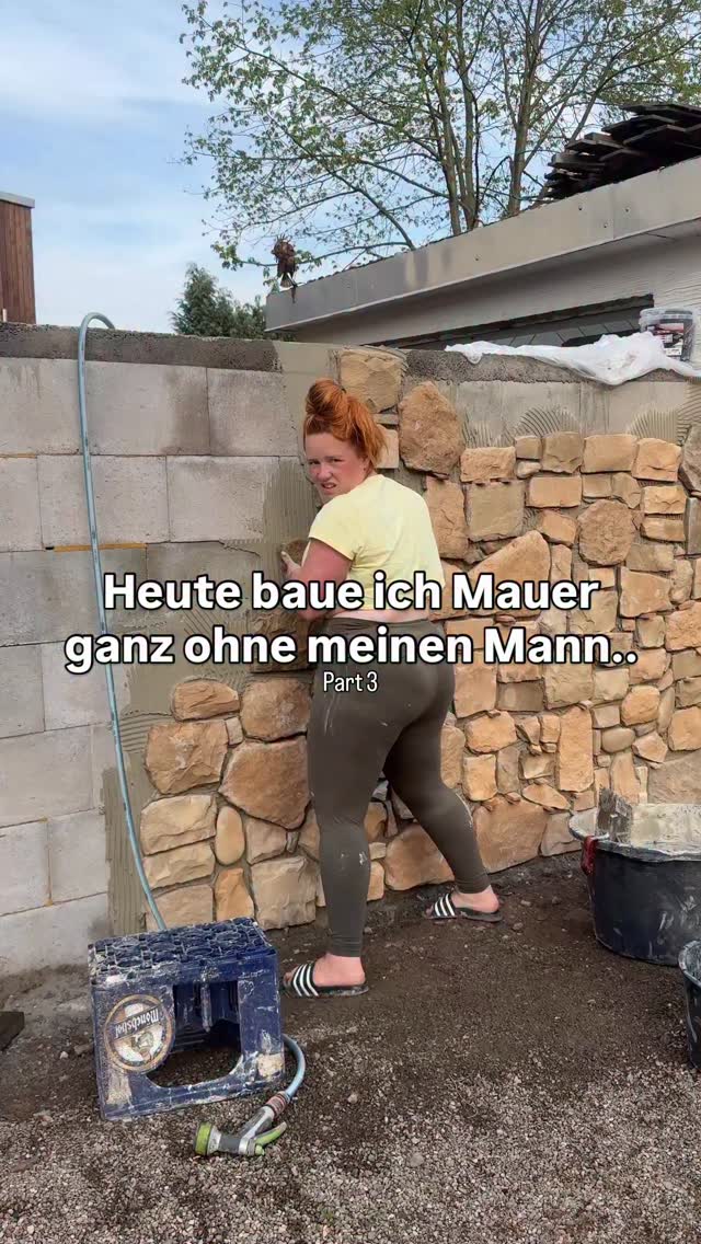 Anzeige | Hab mir den Sommer auf die Baustelle geholt. Mit den neuen Sommerduschen von @isana_rossmann !! ☀️🌊🌅 Ab jetzt sind meine Füße zum Feierabend nicht nur blitzeblank, sondern duften auch noch nach der Kokosnuss Cremedusche. Und wie gefällt euch eigentlich meine neue Mauer in Natursteinoptik?? Lasst es mich wissen. ♥️⤵️ by @haus_plan_b