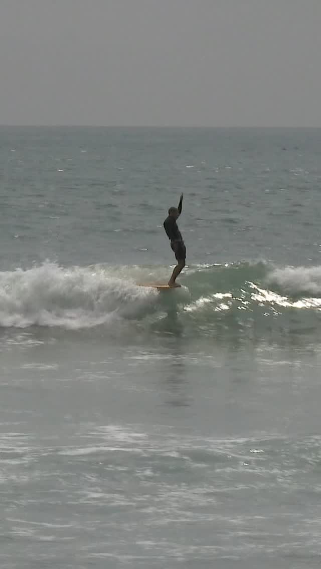 10’ Sprout x 10.5” Noserider fin 👌🏽@thunderboltsurfboards @flyingdiamondsofcalifornia @birdwellbeachbritches @axxeclassic 📹 @surfcraftcleveland by @cj_nelson