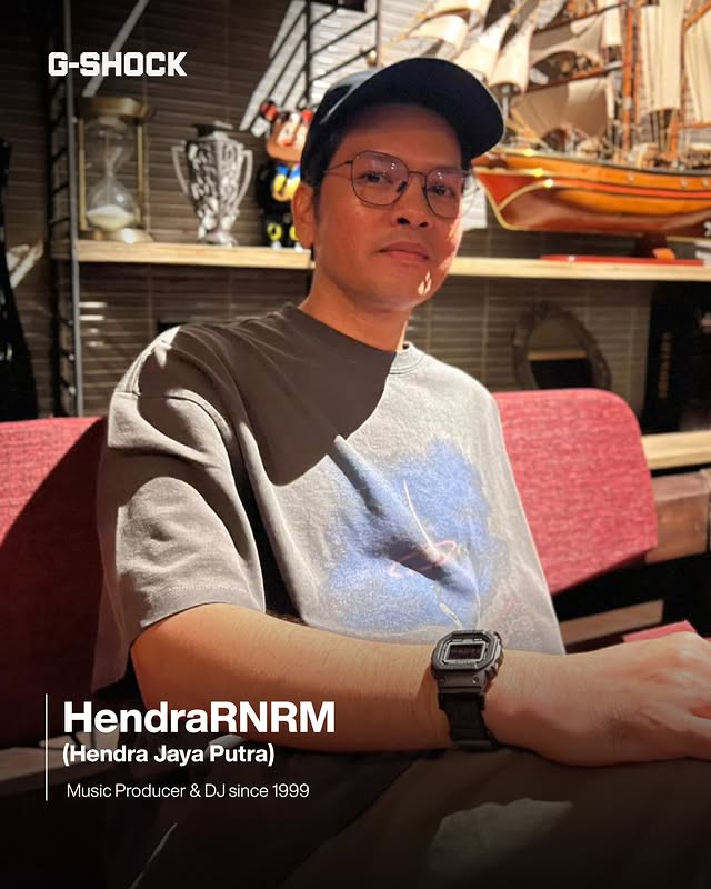 Hendra (@hendrarnrm) tampil dengan DW-5600MNC-1.⁣⁣Desain klasik dalam warna hitam dengan nuansa berani khas G-SHOCK ini siap menyempurnakan gaya, mulai dari rutinitas harian sampai momen hangout bareng teman.⁣DW-5600MNC-1 menggunakan magnetic lock system yang mempermudahkan penggunaan pada strapnya.⁣⁣#CASIO #GSHOCKINDONESIA #DW5600MNC #DW5600MNC1⁣⁣⁣⁣⁣⁣ by @casiostore_id