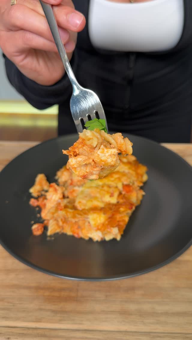 Peynirlik Tavuk Fajita | Cheesy Chicken Fajita Pasta 🍝 ⬇️ English Tek kapta, aşırı pratik ve inanılmaz doyurucu bir tarif 😮‍💨🔥 Hem yüksek proteinli hem de gerçekten “diyet yemeği” gibi hissettirmiyor. Fırına ver çık🫶 Sizce de kolay mı? #reklam değilSiz makarnayı en çok hangi sosla seviyorsunuz? Malzemeler (4 porsiyon)• 200 g kuru makarna• 650 g tavuk göğsü• 80 g rendelenmiş mozzarella• 1 adet soğan• 2 adet biber• 200 g light krem peynir• Sarımsak• 1 paket fajita baharatı• Domates• Tuz, karabiber• 100 ml suYapılışı 👩‍🍳1. Fırını 200 dereceye ısıt.2. Tavukları, soğanı ve biberleri doğra.3. Mozzarella hariç tüm malzemeleri büyük bir fırın kabına ekle.4. Domates ve 100 ml suyu ekle.5. Her şeyi güzelce karıştır.6. Üzerine mozzarella serpip folyoyla kapat.7. 200 derecede 45 dakika pişir.8. Folyoyu çıkarıp 5 dakika daha üzeri kızarana kadar pişir. Afiyet olsun 😋 Makrolar (1 porsiyon)• 551 kalori• 57 g protein• 55 g karbonhidrat• 13 g yağ ⬇️ English Ingredients (Serves 4)• 200 g dry pasta�• 650 g chicken breast�• 80 g grated mozzarella�• 1 onion�• 2 peppers�• 200 g low-fat cream cheese�• Garlic�• 1 packet fajita seasoning�• Tomatoes�• Salt & pepper�• 100 ml waterMethod 👩‍🍳1. Preheat the oven to 200°C.2. Dice the chicken, onion and peppers.3. Add everything except the mozzarella into a large baking dish.4. Add the tomatoes and 100 ml water.5. Mix everything well.6. Sprinkle the mozzarella on top and cover with foil.7. Bake at 200°C for 45 minutes.8. Remove the foil and bake for another 5 minutes until golden and melted. Enjoy 😋Macros (Per Serving)• 551 calories�• 57 g protein�• 55 g carbs�• 13 g fat Credit: @davefellfitness by @busezeynep