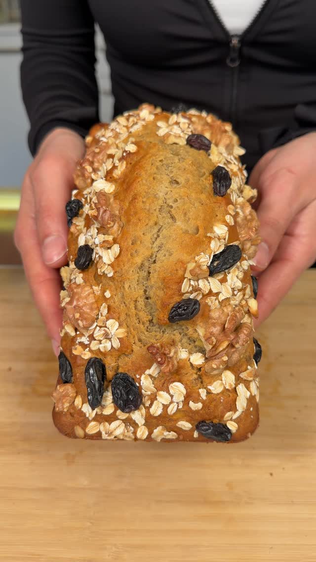 🍌 Şekersiz Unsuz Yulaflı Banana Bread | Flourless Oat Banana Bread ⬇️ English Malzemeler:* 1 su bardağı yulaf* 2 muz* 2 yumurta* 1 su bardağı süt* 1 çay kaşığı kabartma tozu👩‍🍳 Yapılışı:1. Tüm malzemeleri blenderdan pürüzsüz kıvam alana kadar geçir.2. Karışımı yağlı kağıt serilmiş baton kek kalıbına dök.3. İstersen üzerine ceviz veya üzüm ekle.4. Önceden ısıtılmış 170 derece fırında yaklaşık 35-40 dakika pişir. Kürdanla mutlaka kontrol et. Afiyet olsun 😋⬇️ English İpucu:Daha tatlı olsun istersen içine tarçın veya 1 yemek kaşığı hurma konsantresi ekleyebilirsin 🍯🍌 Ingredients:* 1 cup rolled oats* 2 bananas* 2 eggs* 1 cup milk* 1 teaspoon baking powder👩‍🍳 Instructions:1. Blend all ingredients until smooth.2. Pour the mixture into a loaf pan lined with parchment paper.3. Top with walnuts or raisins if desired.4. Bake in a preheated 170°C (340°F) oven for about 35–40 minutes. Make sure to check with a toothpick. Enjoy 😋Tip:If you want it sweeter, you can add cinnamon or 1 tablespoon of date concentrate 🍯 #busezeynep #oat #bananabread by @busezeynep