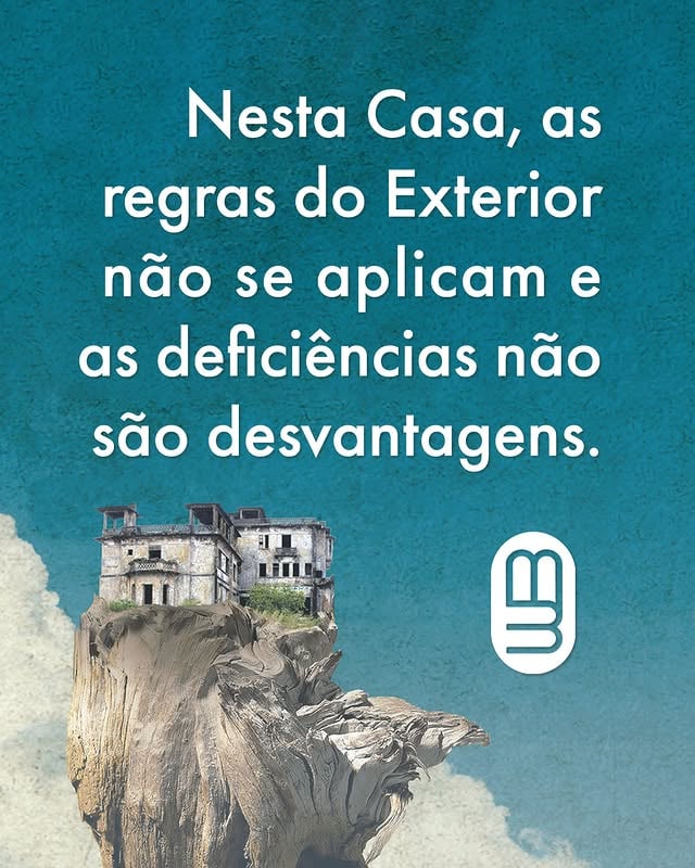 Na Casa Cinza, as regras do mundo exterior não se aplicam e o que a sociedade vê como deficiência se transforma em força absoluta. Prepare-se para conhecer o fenômeno literário de Mariam Petrosyan, um romance hipnótico que levou 18 anos para ser escrito e se tornou um sucesso imediato na Rússia e no mundo. Habitada por alunos com deficiência física que vivem ignorados pelo "Exterior", a Casa é uma construção antiga e assombrosa, considerada viva por seus residentes. Entre corredores labirínticos e noites que correm em um tempo que os relógios não registram, os jovens lidam com intrigas, líderes implacáveis e mistérios que desafiam a lógica. Descrito pelo The Guardian como um encontro entre J.K. Rowling e Salman Rushdie via Donna Tartt, o livro funde realismo mágico, horror gótico e uma profunda exploração da alteridade.Vencedora de diversos prêmios, esta é uma obra que desafia narrativas tradicionais e cria um universo original, enigmático e perturbador. Uma leitura obrigatória para quem busca intensidade emocional e um mundo onde ser "diferente" é a chave para acessar realidades ocultas. by @editoramorrobranco