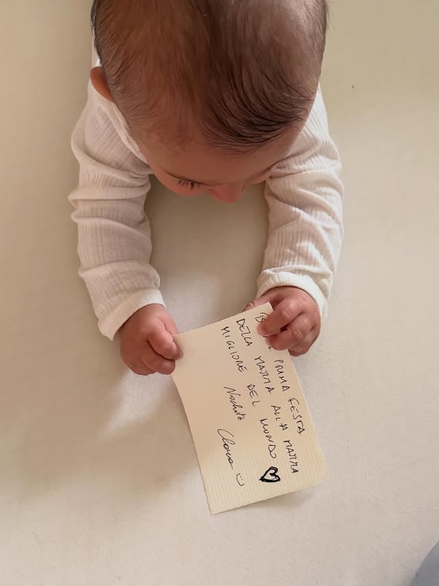 Auguri a tutte le mamme.A quelle che lo sono diventate, a quelle che lo saranno, a quelle che lo desiderano e a quelle che, anche senza figli, hanno saputo amare, proteggere e prendersi cura di qualcuno con tutto il cuore.Perché essere “mamma” è anche un modo di esserci. 💛