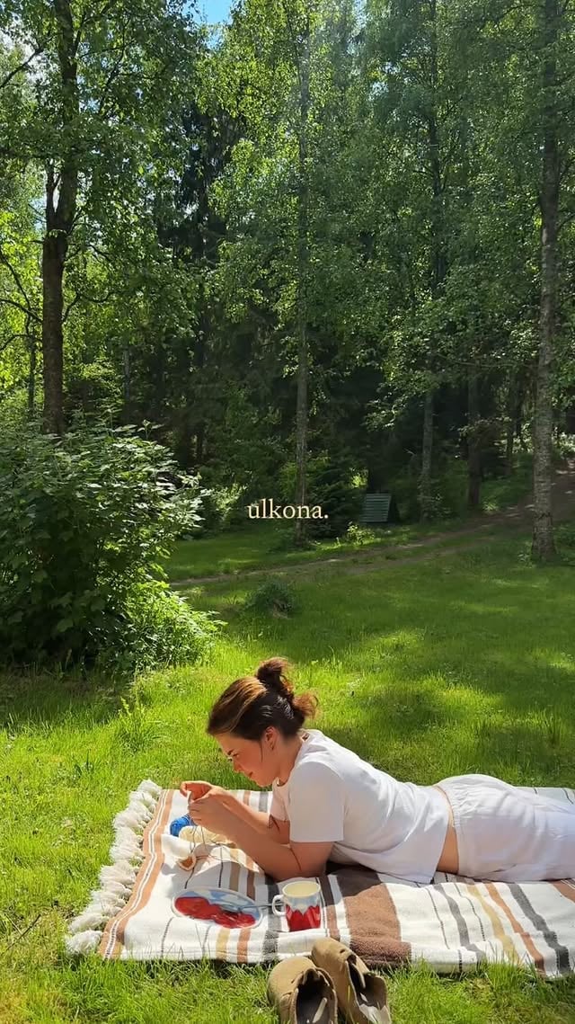 Mainos @wwfsuomi 🌲 Harva on nähnyt mun vaiheet niin kuin lähimetsät ja merenrannat. Oon pysähtynyt niiden äärelle kutkuttavilla ensitreffeillä, kuormittuneena, onnesta pakahtuneena, sydän särkyneenä, innostuneena, uupuneena. Rakkaiden kanssa, koiran seurassa, itsekseni. Meen sinne kun on hyvä olla. Meen sinne kun on huono olla. Ja etenkin, kun en oikein tiedä miten olla. Joka kerta lähtiessä on eri olo kuin tullessa – en aina osaa selittää miksi, eikä se haittaa.Luontosuhde ei oo mulle mikään tietty reitti tai paikka, vaan enemmänkin tunne, johon haluan palata. Se riittää syyksi pitää siitä tiukasti kiinni.WWF:llä on monia tapoja suojella sitä, mikä tuntuu tärkeältä. Mulle se on Itämeri, mitä sulle? Tutustu ja tue wwf.fi/auta 💚 by @annikaollila