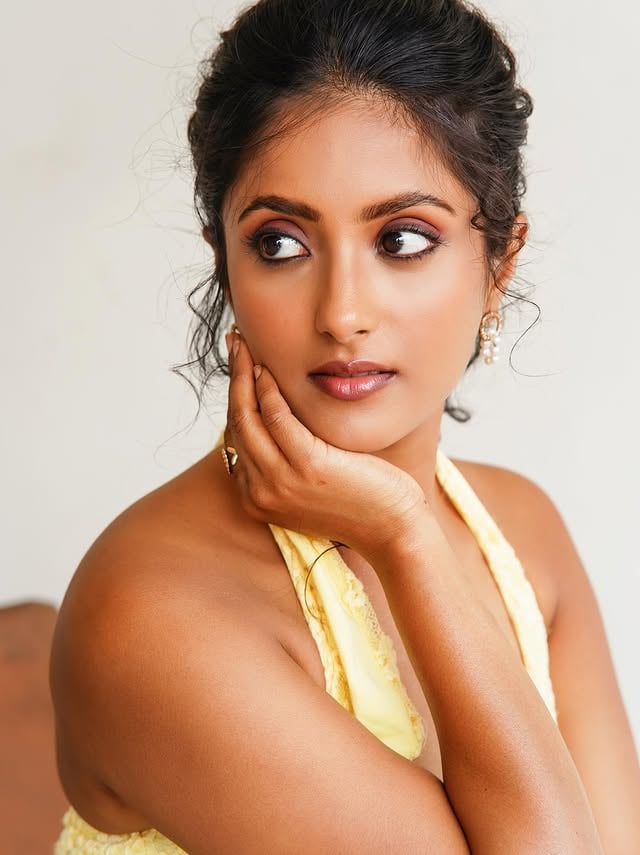 Looking away because eye contact is expensive. ⭐️📷 @sourav.dutta.kolkata #brownskinglow #indianbaddie #itgirl #ulka #facecard by @ulkagupta