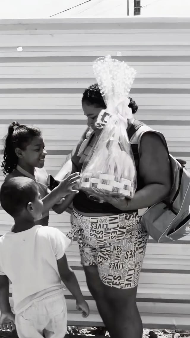Entre compras, montagem das cestas e entregas pelas ruas… vivemos momentos especiais. Ver a emoção de cada mãe fez tudo valer a pena. Porque no fim, são os pequenos gestos que mais marcam. 🌻❤️ by @waleescamelo