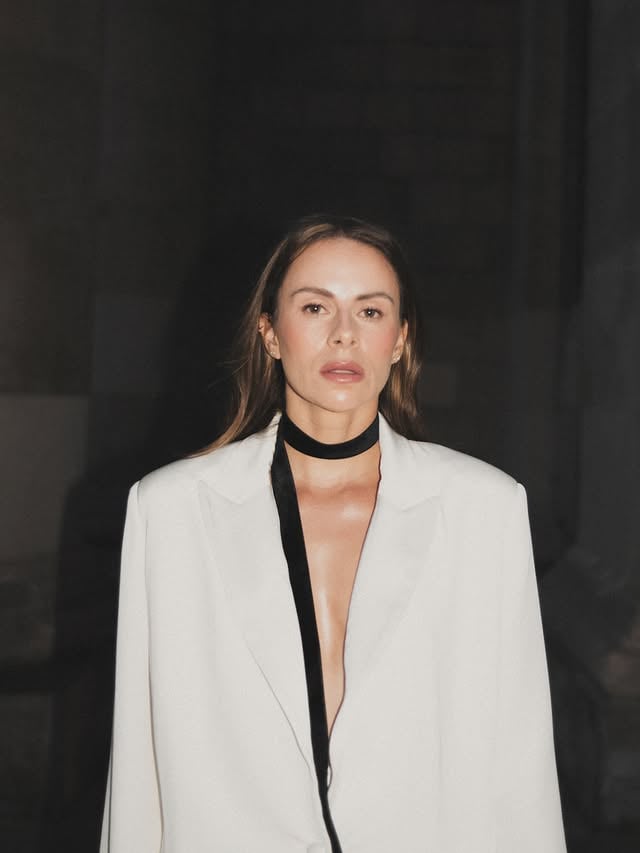 Just serving a different look.Dziękuję @maciej_zien za zaproszenie i piękny wieczór🤍set Maciej Zieństyl @natalia.kacka hair @dudahairdesign makeup @hellokama bag @weekendmaxmara jewellery @syncretjewellery 📷 @olabodnarvs by @magdalinette