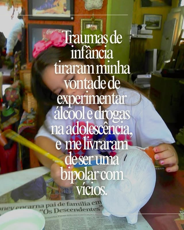 a frase “há males que vêm pro bem” nunca fez tanto sentido pra mim quanto nesse relato.aos 8 anos, tive meu primeiro contato com situações abusivas e violentas relacionadas a álcool e drogas. foi vergonhoso e assustador aos olhos de uma criança.depois desse dia, jurei que nunca experimentaria nada.mesmo crescendo e sendo a única entre meus amigos que nem sequer bebia, eu me sentia deslocada. mas nunca hesitei, nem por um segundo.sempre senti que meu corpo não “aguentaria”. que aquilo não era pra mim. como se uma força maior me avisasse que eu não poderia seguir aquele caminho.mesmo tendo acesso através da fama, festas e contatos, e depois de tantas pessoas tentarem me convencer. minha opinião era irreversível.e o que parecia ser apenas um trauma de infância, na verdade, era muito mais do que isso.quando descobri a bipolaridade, tudo fez sentido. meu corpo sempre me avisou.a banalização do álcool e das drogas na adolescência pode estar piorando muitos quadros de bipolaridade. abrindo portas pra outros transtornos. destruindo futuros brilhantes.até hoje, eu não sei explicar exatamente por que eu tinha tanta resistência. mas só consigo agradecer a mim mesma e à educação que tive.e se minha mãe quisesse pagar de legal e me deixasse beber ou usar drogas em casa, como muitos fazem? quem estaria pagando o preço agora?sei que sou exceção. mas talvez não tão exceção assim. bipolaridade não é só o que se vê nos filmes. eu fui assistida por milhões de pessoas desde os 10 anos e ninguém sequer cogitou que eu tivesse algum comportamento fora do “normal”.a sociedade é extremista. infelizmente, a atenção só vem quando a bomba explode. enquanto isso, quem vive no meio termo enfrenta uma vida silenciosamente agonizante, sem entender o que há de errado consigo.a bipolaridade é mais comum do que parece. e não só ela, mas diversos outros transtornos mentais também.esse texto vai muito além de um relato pessoal. minha intenção é enfatizar a importância do assunto. que mais pessoas entendam como algo tão comum pode destruir a estabilidade de quem tanto luta contra a doença. by @luara