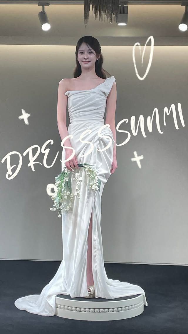 My real wedding dress ,, 👰🏻‍♀️그래도 저.. 드레스 정말 많이 입어봤다고 말할 수 있는데내 웨딩촬영 이라고 하니까 저 왜이렇게 진지해지죠,,진지해요. 리얼트루 순미웨딩. 👰🏻‍♀️💐#weddingdress #mywedding by @____sunmi____