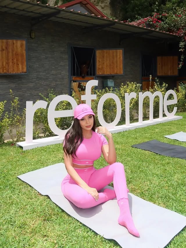 Pilates, horses & a peaceful mind 🧘‍♀️🐎🌸 by @dayane_ab