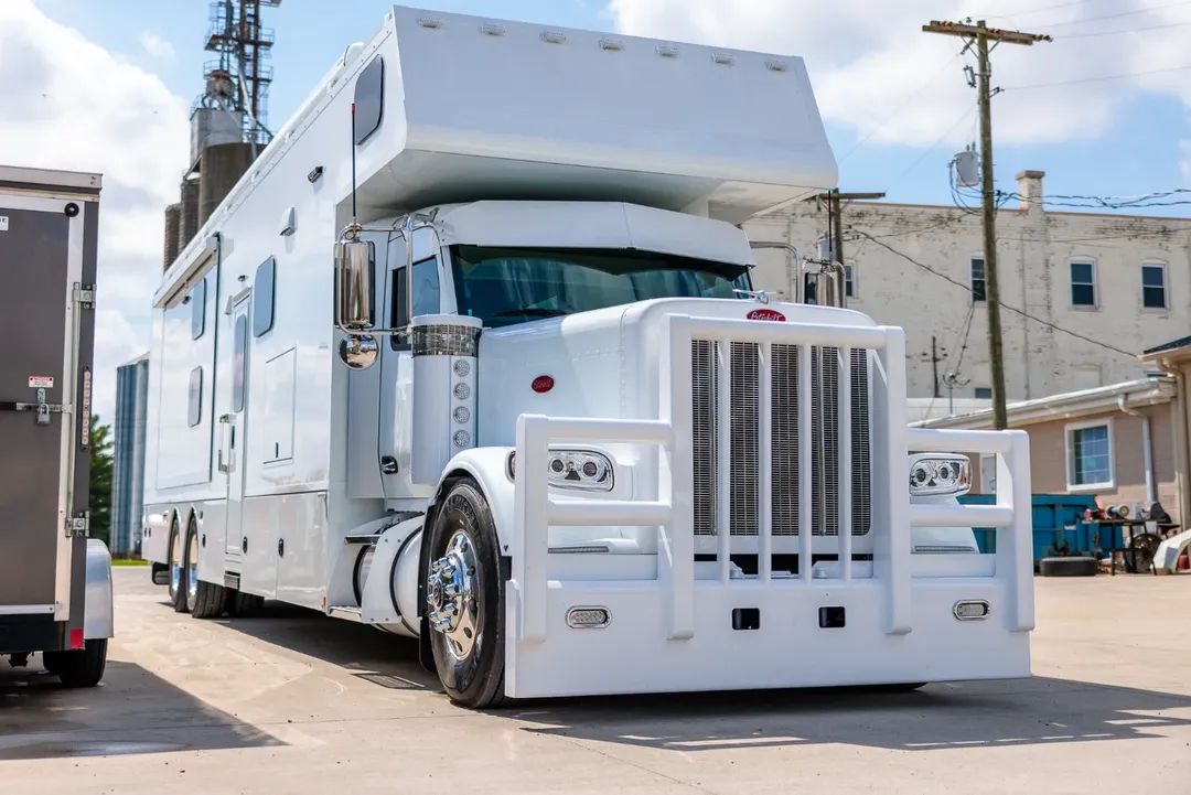 🤍 Another clean Toterhome rolling out of DCT for Flying A Motorsports in Lebanon, IN! 💪Parts 4 Rigs Upgrades:🧰 Visor🧰 Front & Rear Breather Panels🧰 Window Chops🧰 Cab Panel💨 Added a sharp Herd Bumper for both protection and style.🎨 Painted the tanks, steps, and breathers for a seamless, custom look.🛠️ Finished it off with HD Shocks for a smoother, stronger ride.Built clean. Built custom. Built Not Bought. ⚙️#BuiltNotBought #DickersonCustomTrucks #Parts4Rigs #FlyingAMotorsports #Toterhome CustomTruck HerdBumper BigRigStyle TruckConversion by @dickersoncustomtrucks
