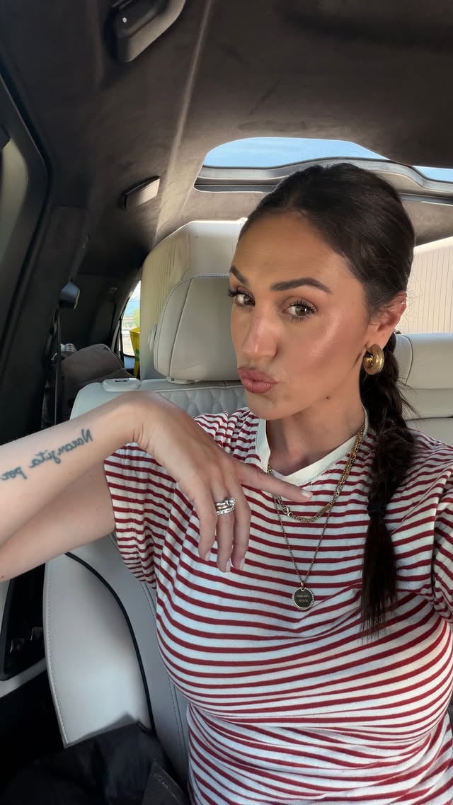 GRWM 🚗 Fondotinta : @soy.rebeya Terra: @benefitcosmeticsitaly Terra+Illuminante : @esteelauder Blush Cream : @merit Combo labbra : @audreraudrer + @merit Mascara : @diegodallapalma_official