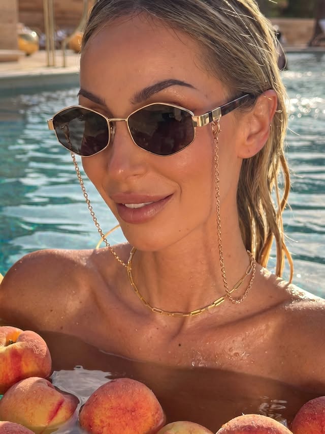 ¡No me lo creo! Ya está aquí la EDICIÓN LIMITADA de mi gafa de sol KALANDA con @luper.es 😎🍑 ✨Creada y diseñada con todo mi cariño para pisar fuerte en la vida ✨-Ya disponible en la web https://luper.es/products/gafas-de-sol-kalanda-UNIDADES LIMITADAS -Código de descuento “KALANDAKIKA” (-20€) ¡Estoy MUY ENAMORADA! Espero que os guste tanto como a mí ❤️#instapic #sunglasses #instalike #fashion #instaphoto by @kikafrutostv