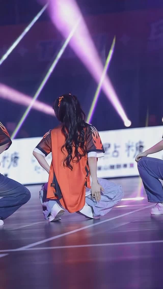例行賽最後的啦啦隊開場舞居然是心率170的大魔王૮ o̴̶̷᷄ ·̫ o̴̶̷̥᷅ ა 還好平常有在重訓不然這個腿會軟掉🌚D7跳男舞有帥氣嗎⁼̴̤̆◡̶͂⁼̴̤̆ 看起來很像很有肩膀的男人🚬你們喜歡哪個造型呢～是也沒想到T恤的衣袖會超出棒球外套🤡@tokkicutie_official @eastpower2021 📷 @kailinjhang #啦啦隊 #伊斯特 #職業排球 #seventeen #kpop by @tickybabe520