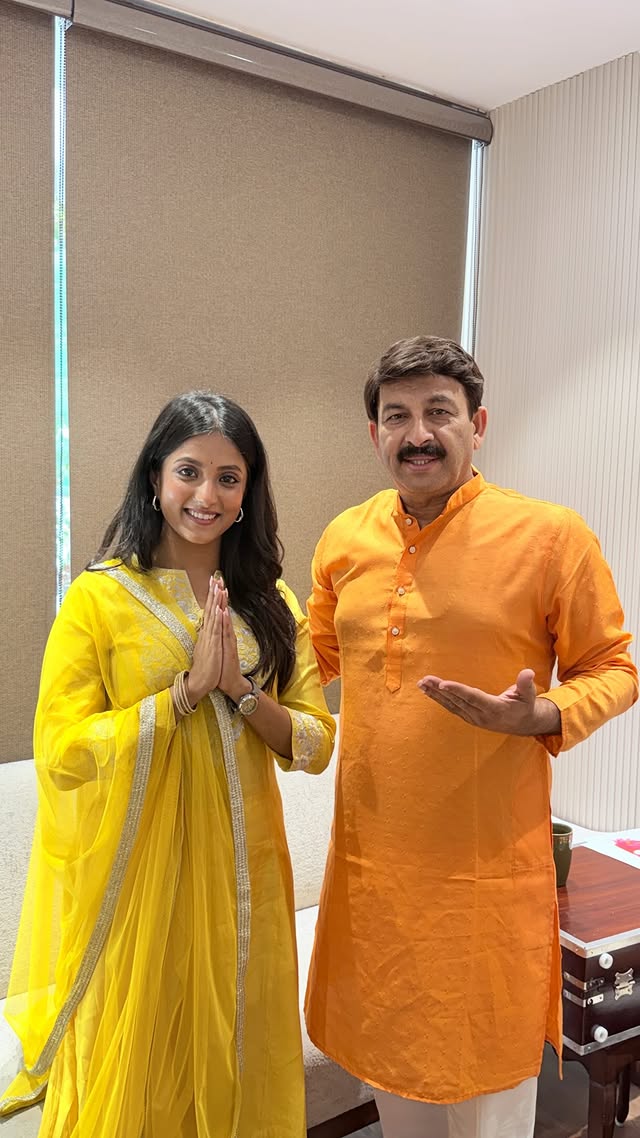 Bohot bohot dhanyavaad Manoj Bhaiyya @manojtiwari.mp Apna Aashirwaad humaari film #rajnikibaraat aur humaari team ko dene ke liye 🙏❤️ Special Thanks to @abhinaw12 @arvindakelakallu RKB team @tanaayaaprabhu @adityaaman87 @epiphanyentertainment_official #manojtiwari #ulkagupta #hindifilm #bihar by @ulkagupta