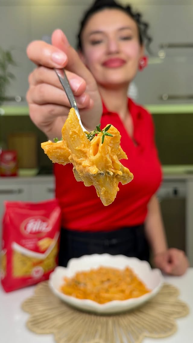 Trabzon Kolot Peynirli Mantarlı Filiz Kalem🍝 Mushrooms Cheesy Pasta ⬇️ English Trabzon Kolot Peyniri, bol mantar ve sosu içine çeken Filiz Kalem bir araya geldi, ortaya aşırı iyi bir tabak çıktı 🤤🍝 #işbirliği Peki siz makarnayı en çok neli seviyorsunuz? @filizmakarna #filizmakarna #reklam Malzemeler Malzemeler: * 250 g Filiz Kalem Makarna* 1 yemek kaşığı zeytinyağı* 1 yemek kaşığı tereyağı* 1 küçük soğan* 400 g mantar* 1 yemek kaşığı domates salçası* 1 çay kaşığı sarımsak tozu* Tuz, karabiber, kekik* 200 ml süt* 2,5 su bardağı makarna suyu* 1 su bardağı rendelenmiş Trabzon Kolot PeyniriAfiyet olsun 😋#pasta #busezeynep by @busezeynep