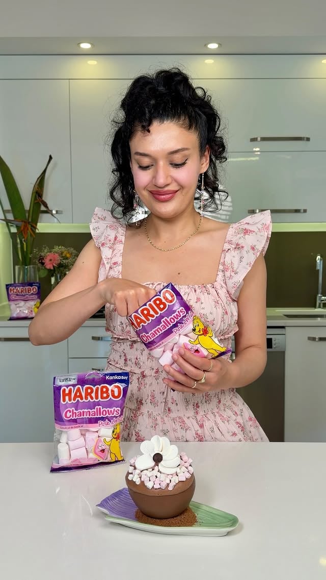 🍫☁️Haribo Chamallows Çanağı🍓 Haribo Chamallows’ların o yumuşacık dokusu, çikolata çanağını kırdığınızda akan krema ve aralara gizlenen meyveler, her kaşıkta ayrı bir mutluluk veriyor. ☁️🍫🍓 @hariboturkiye #işbirliği Siz olsanız içine en çok hangi meyveyi eklerdiniz? #reklam#busezeynep by @busezeynep