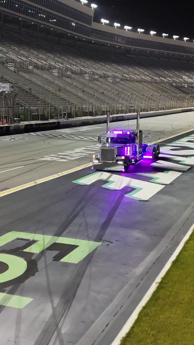 The CEO on the track at SSWL Atlanta #dickersoncustomtrucks #parts4rigs #peterbilt #peterbilt589 by @dickersoncustomtrucks