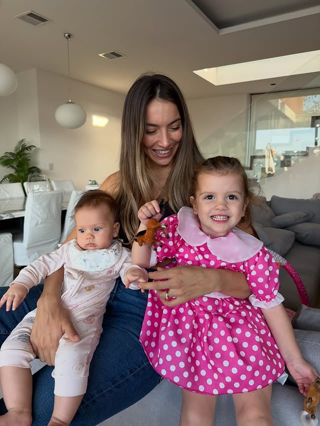 No puedo creer ser madre de estas dos cositas perfectas, buenas, mágicas 🥹🤍Vayan a la última foto, somos todas cuando vemos como cambia la maternidad con dos 👀, el próximo post es sobre eso 😂🤍 by @sofiafernanndez