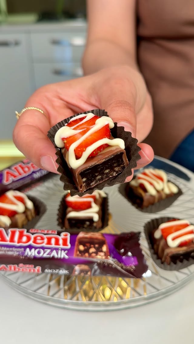 Modası asla geçmeyen ve hızlı bir tatlı tarifi mi arıyorsun? 🧐 Aradığın lezzet Yeni Albeni Mozaik; fındık parçacıkları, mozaik dokulu bisküvi, çikolata ve imza kakaolu karamelli katmanıyla bambaşka bir seviye olmuş 😋 Her ısırıkta modunu yükselten, modası hiç geçmeyecek o tanıdık mutluluk hissi 😊 #işbirliği #AlbeniMozaik #ModasıGeçmeyenlerBuluştu @ulkeralbeni by @busezeynep
