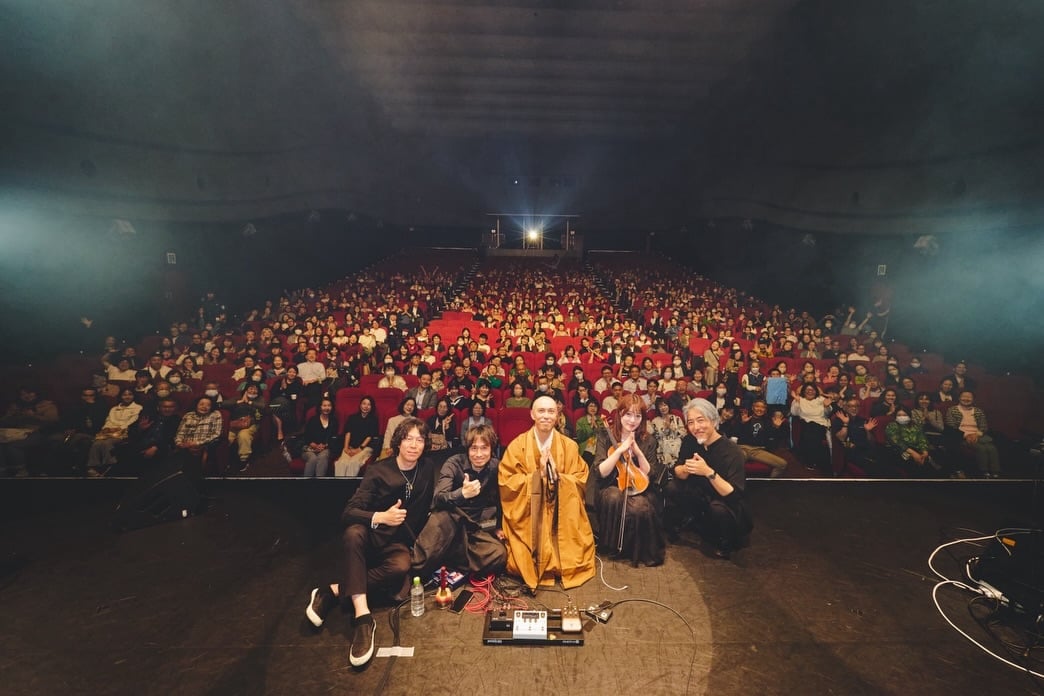 般若心経MUSIC10周年コンサート東京公演、無事終了！ご来場いただきました皆様、本当にありがとうございました🙏この度、10周年コンサートを東京で開催できたこと、本当に嬉しく思っております。昨日のコンサートは、この10年、お経というイメージ、僧侶であることへのこだわりと向き合いながら、般若心経MUSICの在り方を探し続けた葛藤、そして好奇心の連続が凝縮した2時間だったと思います。アジアの仏教国と比べ、日本では、仏教音楽というものはまだまだひとつのジャンルとまでは定着してないかもしれませんが、昨日はここから般若心経MUSICを日本各地へ、そしてさらに世界へと繋げていく起点となるライブになったのではないかと感じています。「何のために、般若心経MUSICを歌うのか」この大きな問いの答えを探しに、自分の心を大切にし、たくさんの繋がりを感じながら、新しい様々な経験を楽しみながら、味わって歩んで参ります。そして、10周年コンサートツアー【円 -Circle of Harmony-】はまだまだ続きます。また今年も引き続き、いろんな場所にこの音楽を届けられますように🙏#般若心経#薬師寺寛邦#JapaneseZenMusic#HeartSutra#Meditation by @kanhoyakushiji_kissaquo