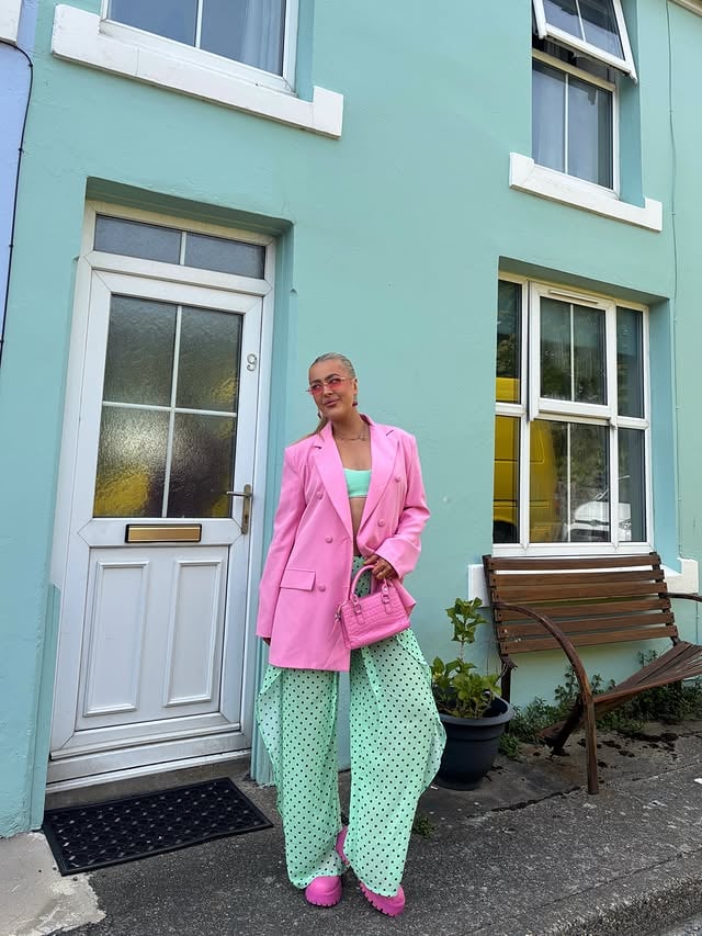 playing with colour combos makes me HAPPY🛼🩷🐬🍬 #colourfuloutfit #dopaminedressing #summeroutfitideas #colourcombinations #pinterestaesthetic by @hannahlronan