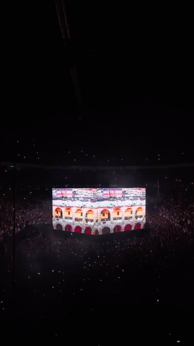 Ülker Arena konserlerimizin ilk canlı performans videosu ‘Hileli’ şimdi YouTube’da yayında! 🎊🎊