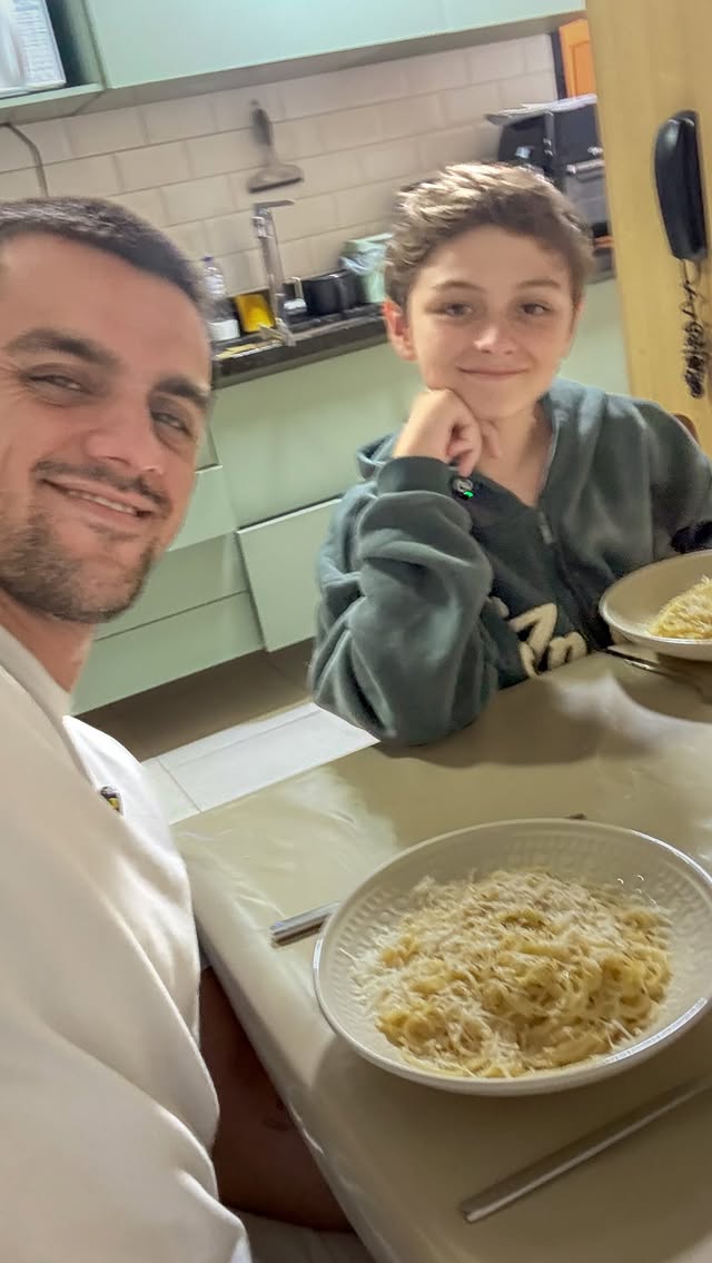 Esses dias tem sido de trabalho em equipe. Nosso primogênito amo cozinhar e na cozinha nos aproximamos. by @felipessimas