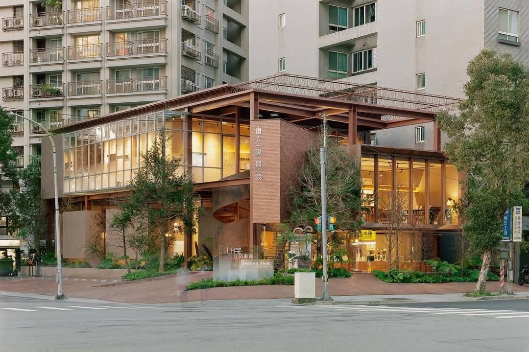 ・Overseas Architecture Pick Up・【工場と自然という台湾らしさを織り込む本社ビル】〈アプリシティ・デベロップメントブランド本社（Apricity Development Brand headquarters）〉は、「工業建築」と「自然」という台湾らしい要素を融合して構成された、カフェや書店、休憩スペースも組み込まれた台湾の開発企業の本社ビルです。台湾を拠点とするSoar Design Studio + Ray Architrcts @soardesignstudio_rayarchitect が設計しました。#tecture #tecturemag @shuhei_yamane @tecture_officialPhoto:© Studio Millspace by @tecture_official