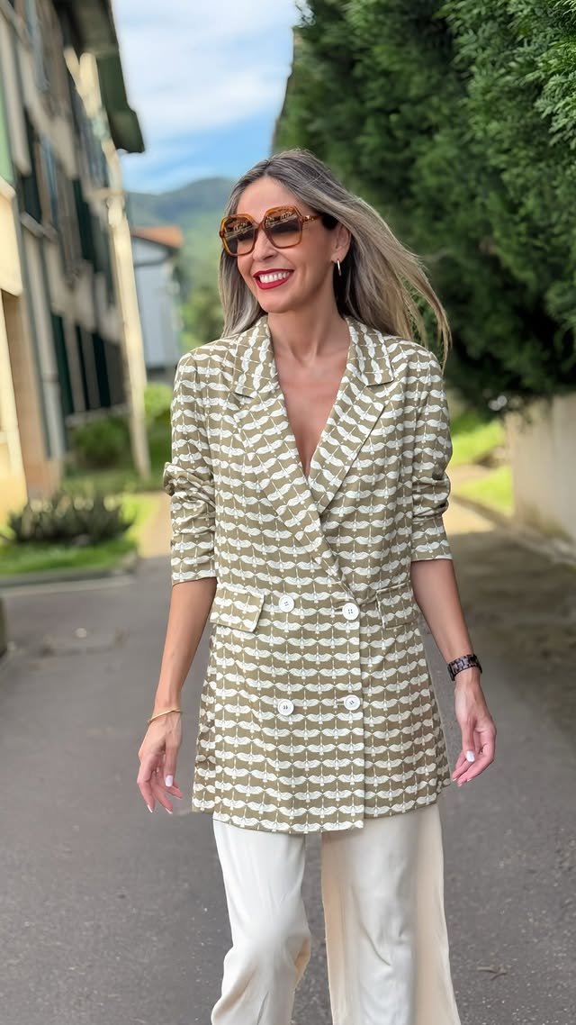 Me ayudas a elegir el look para la inauguración del Mercado Solidario de @mercedesdemiguelofficial Comienza este viernes día 29, hasta el domingo 31. Habrá un montón de sorpresas 💙#mercadosolidario #solidario #sorteo #campañasolidaria by @ainhizeruiz