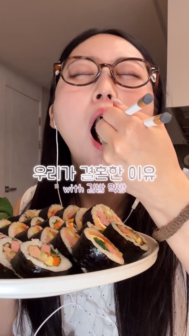 🔻 내가 결혼을 결심한 이유아니 여러분..!! 이런 영상.. 좋아하실 줄이야....!!여러분의 버킷푸드 알려주세요ఌ대신 먹어드립니다(남편이 댓글 잘 볼 거에요^^^)전 임신하고 김밥러버여서 이젠 하다하다 김밥도 싸먹네요ㅋㅋ저 김밥 제대로 처음 싸보는데 대성공이돳👍🏻🍙음식 만들때 가장 중요한건 ‘정성’이라고 엄마가 그러시더라구요ㅎㅎ정성 한가득 담은 제 김밥 드실분～～～～♥️ #김밥만들기 #김밥먹방 #말띠맘 #신혼부부 by @mybong_s2