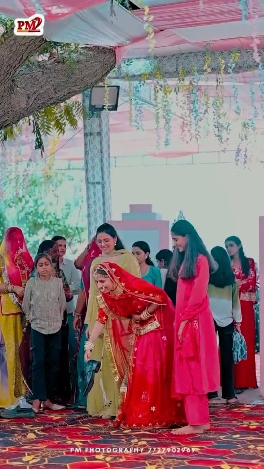 जूता छिपाने की और सगुन प्राप्त करने की रस्म 💫🥰Ⓜ️ जीजू से 2100 का सगुन सफलता पूर्वक प्राप्त कर लिया 😅♎#shru_bishnoi_18 #trendingreels #viralreels #bishnoism #jhuta trendingnow reels culture fypシ explorepage reeitfeelit followfollow shareforshare cultura bani baisa bani rajpurohit jaatni❤️ saliya