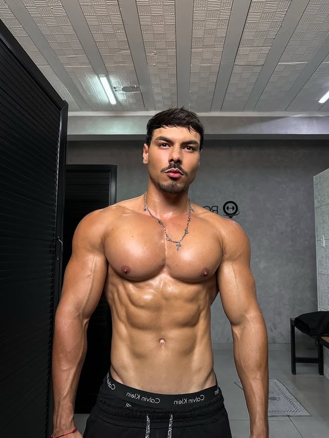 Porque no final, o verdadeiro resultado não é apenas o físico que você construiu…É a pessoa que você precisou se tornar para construí-lo....#mindset #treino #dieta #natural by @gabrielrenatop