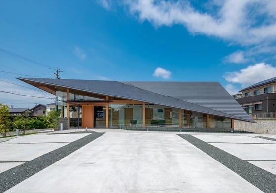 【Toyohashi Orthodontics】Location: 1-68, Konami, Nishimiyuki-cho, Toyohashi-shi, Aichi, JapanPrincipal use: Medical FacilityClient: Keisuke SaitoCompletion: 2019Architects: TSC Architects @tsctanaka Design team: Yoshiaki TanakaStructure engineer: Fujio and associatesElectrical work: Irino electrical workDesign work: Ikeda SangyoContractor: Marunaka ConstructionPhotographs: Photo studio SuzukiConstruction type: New BuildingMain structure: Wood and one part SteelBuilding scale: 1 storySite area: 742.06m²Building area: 194.38m²Total floor area: 173.77m²Design term: 2018.05-2018.11Construction term: 2019.01-2019.06【とよはし矯正歯科】所在地：愛知県豊橋市西幸町古並1-68用途：医療施設クライアント：齋藤恵介竣工：2019年設計：TSCアーキテクツ担当：田中義彰構造設計：藤尾建築構造設計事務所電気工事：イリノ電気工事設計工事：池田産業施工：丸中建設撮影：鈴木写真館工事種別：新築構造：木造一部鉄骨造規模：地上1階敷地面積：742.06m²建築面積：194.38m²延床面積：173.77m²設計期間：2018.05-2018.11施工期間：2019.01-2019.06*TECTUREにプロジェクト投稿してみませんか？投稿はプロフィールのURL https://www.tecture.jp/ から！#tecture #tecturemag @shuhei_yamane @tecture_official by @tecture_official
