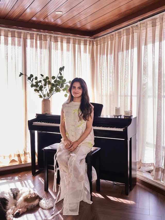 At its heart, Jasleen Royal’s (@jasleenroyal) space was imagined around one simple intention: bringing people together. Seating appears everywhere, though never rigidly arranged—curved sofas gathered beneath archways, cushioned window ledges facing the sea, chairs pulled casually toward pianos and plush fauteuils that seem perpetually prepared for long conversations.The home moves with an easy informality, allowing guests to drift naturally between rooms. “I love hosting, so there are plenty of comfortable gathering spaces thoughtfully spread across the house, making it perfect for thoughtful conversations or simply unwinding,” says Royal.The moodboard emerged from emotional memory as much as aesthetics. “It’s a mix of cosy textures, earthy tones, vintage touches, soft lighting, little pops of colour, music, books, conversations…basically controlled chaos with warmth at the centre of it,” she adds.Explore the home at the link in bioInterior designer: @janhavi_snghPhotography: Prerna Singh (@visualaffairs_va) Words: @adarshhsoni by @jasleenroyal