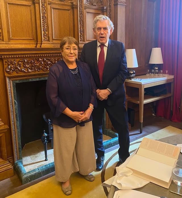 [ESP]Muy buena reunión con Gordon Brown, recientemente nombrado por el Primer Ministro del Reino Unido como asesor especial sobre financiamiento y cooperación global.Conversamos e intercambiamos ideas sobre los principales desafíos que enfrenta la comunidad internacional y sobre la importancia de fortalecer el multilateralismo, la cooperación entre países y el rol de las Naciones Unidas en un contexto global cada vez más complejo e interdependiente.[ENG]Very good meeting with Gordon Brown, recently appointed by the Prime Minister of the United Kingdom as Special Adviser on international finance and global cooperation.We exchanged views on the main challenges facing the international community and on the importance of strengthening multilateralism, cooperation among countries, and the role of the United Nations in an increasingly complex and interdependent global context.[POR]Muito boa reunião com Gordon Brown, recentemente nomeado pelo Primeiro-Ministro do Reino Unido como assessor especial para financiamento internacional e cooperação global.Conversamos e trocamos ideias sobre os principais desafios enfrentados pela comunidade internacional e sobre a importância de fortalecer o multilateralismo, a cooperação entre os países e o papel das Nações Unidas em um contexto global cada vez mais complexo e interdependente. by @michellebacheletpdta