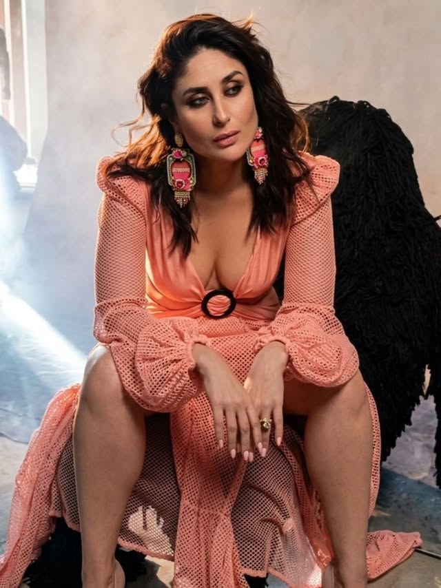 Let them stare. I'm busy glowing ✨🔥🫶@kareenakapoorkhan 😍❤️#kareena #kareenakapoor #kareenakapoorkhan #bombshellbebo