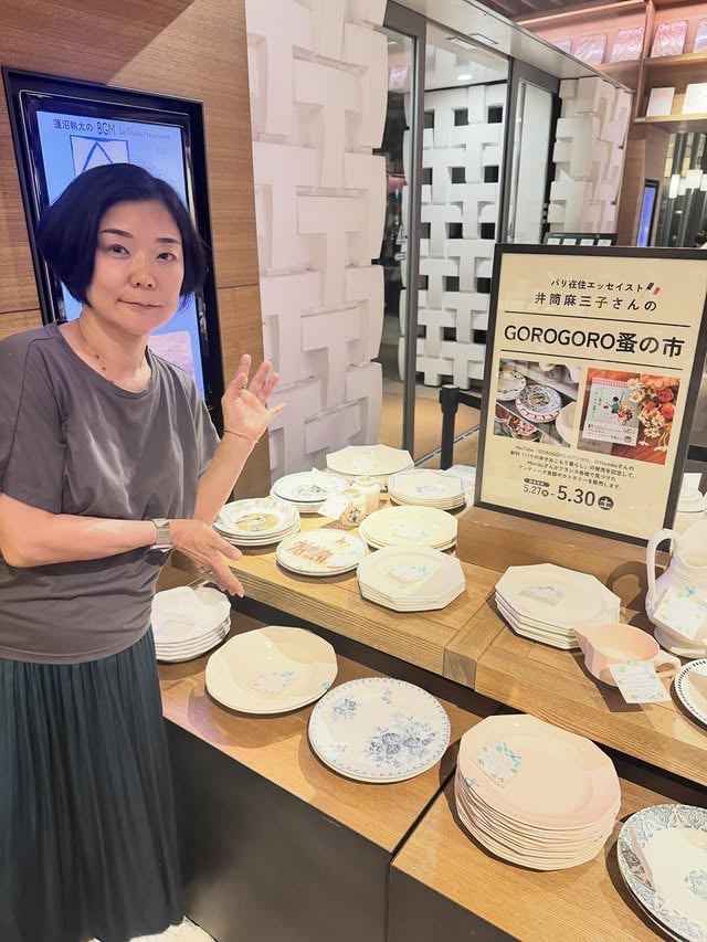 本日から代官山 蔦屋書店さんにて、「GOROGORO蚤の市」がスタートしました🎉 新刊『 #パリの幸せおこもり暮らし』の発売を記念し、井筒麻三子さんがフランス各地で買い集めたアンティーク食器やカトラリーがずらりと並ぶPOP UPショップです。期間は5月30日まで（商品がなくなり次第終了）。新刊に載っている麻三子さん手描きのイラストを用いた「限定おこもりシール」のおまけ付き書籍も発売中です‼️（写真4枚目）麻三子さんが前夜、一所懸命設営しました。お皿には麻三子さん直筆の説明書きも付いているものもありますよ📝ぜひお立ち寄りください！😊#gorogorokitchen #gorogoroboutique#アンティーク雑貨 by @mamigorota
