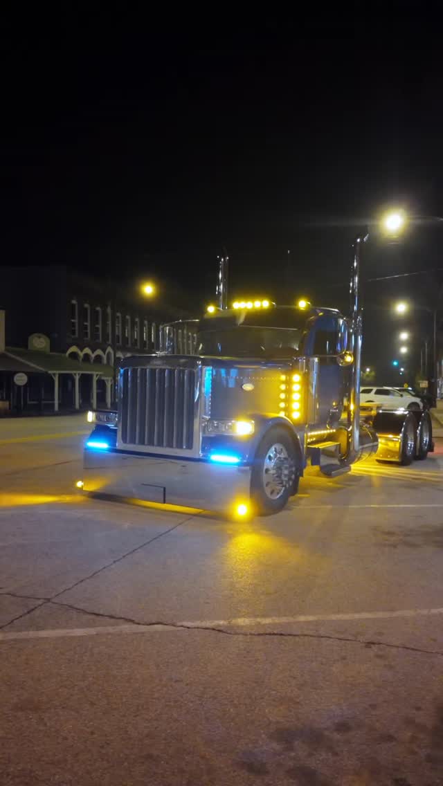 💙 Notorious Builds by DCT – Peterbilt 589 Blue Daycab 💪This rig got the full Parts 4 Rigs treatment:🧰 Bumper🧰 Visor🧰 Front & Rear Breather Panels🧰 Window Chops🧰 Light Bar at the Tanks🧰 Rear T Bar🧰 Custom Dump & Tarp ControlPlus, the finishing touches:⚙️ Hogebuilt Fenders⚙️ Lincoln Chrome Exhaust⚙️ TRUX Accessories LightsClean. Custom. Built Not Bought. ⚡#BuiltNotBought #DickersonCustomTrucks #NotoriousBuilds #Peterbilt589 #Parts4Rigs CustomTruck ShowTruck BigRigStyle by @dickersoncustomtrucks